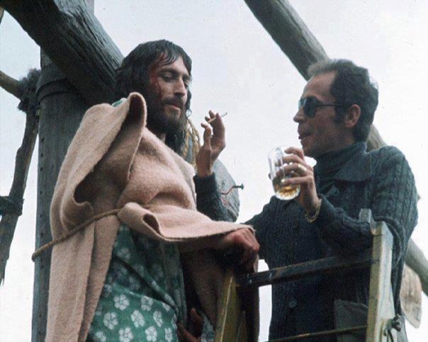 «Ιησούς από τη Ναζαρέτ» Φωτογραφία από τα γυρίσματα με ποτό και τσιγάρο.